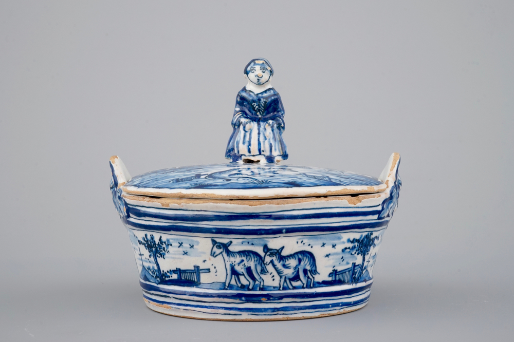 Een blauw-wit Delfts aardewerken botervlootje met een dame als knop, 18e eeuw